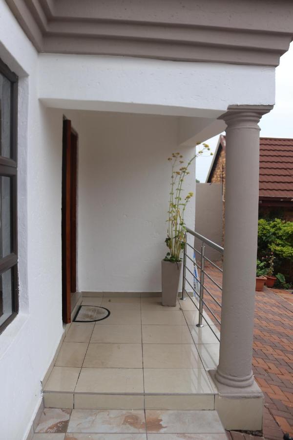 Tlelakufuma Guest House 요하네스버그 외부 사진