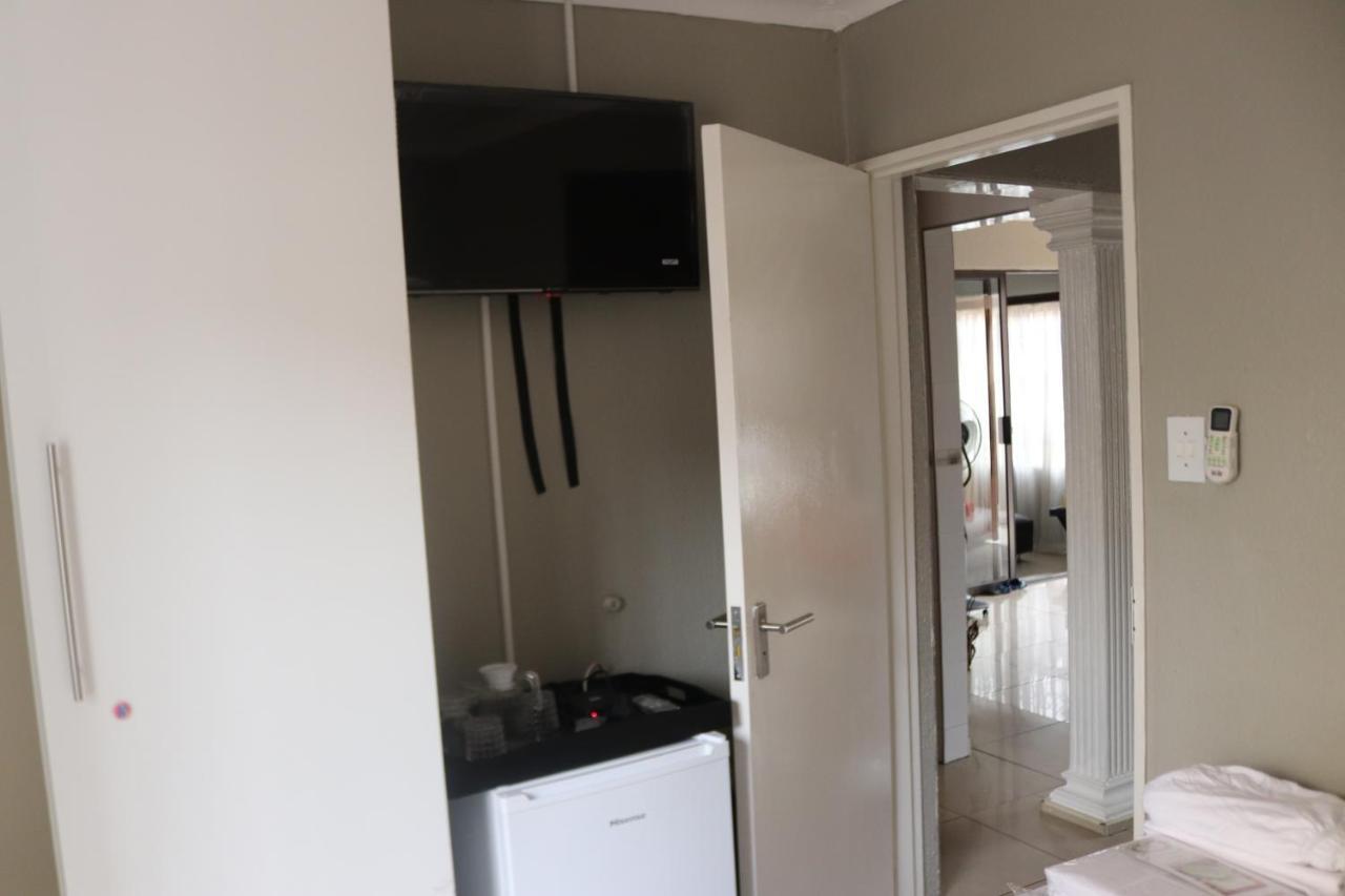 Tlelakufuma Guest House 요하네스버그 외부 사진